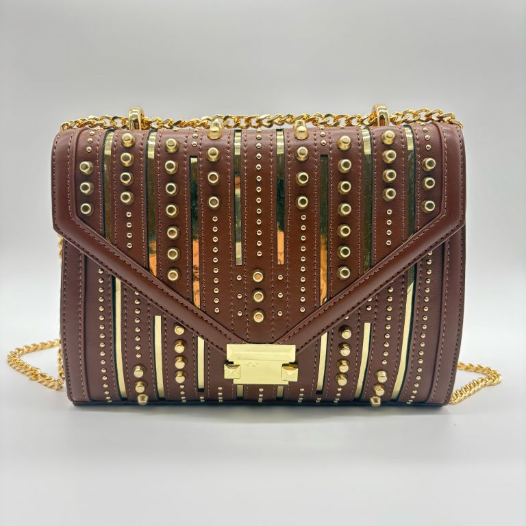 Bolso cafe detalles apliques dorado 24cm* 9cm* 17cm C- 23197